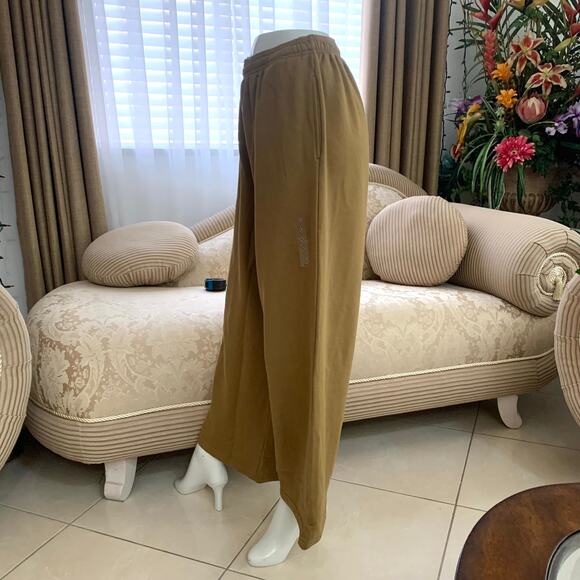 Uniqlo Wide Sweatpants with Pockets in Khaki - Picture 5 of 8